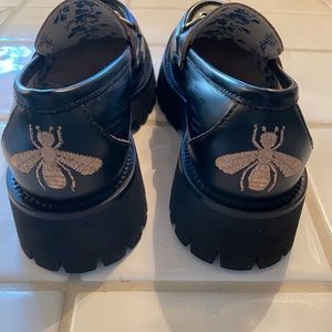 GUCCI Womens Leather Lug Sole Horsebit Loafer.